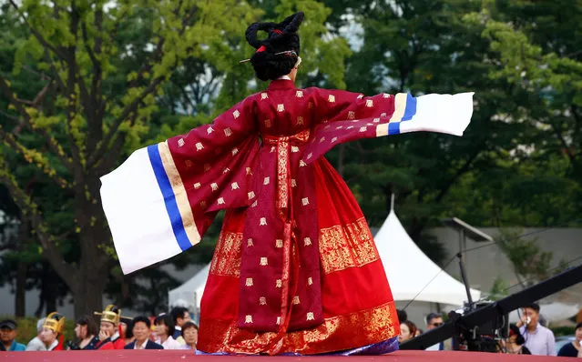 A model presents a traditional South Korean costume “hanbok” at a fashion show during the Jongno Hanbok Festival in Seoul, South Korea, 23 September 2016. The festival run from 23 to 25 September. (Photo by Jeon Heon-Kyun/EPA)