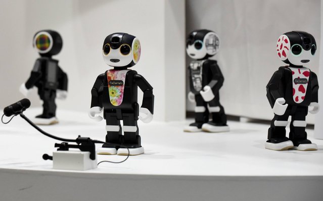 This photo taken on October 3, 2016 shows robot-shaped smartphones called “RoBoHoN”, developed by Sharp, on display at a press preview of the Combined Exhibition of Advanced Technologies (CEATEC) Japan in Chiba, in suburban Tokyo. Asia's largest tech fair is offering a counterpoint to major technology firms pushing the boundaries of artificial intelligence (AI). (Photo by Toru Yamanaka/AFP Photo)