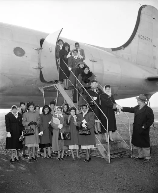 A group of Puerto Rican women, trained in household work by the Puerto Rican government, arrive at Newark Airport, February 27, 1953. They will be placed in homes in Scarsdale, N.Y. through the N.Y. State Employment Service. (Photo by AP Photo)