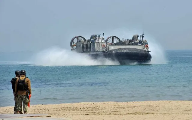 U.S. Navy Hovercraft approaches the beach during a joint exercise with South Korea in Pohang, southeast of Seoul, on April 22, 2013. (Photo by Jung Yeon-Je/AFP Photo)
