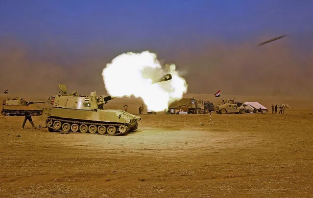 An Iraqi forces M109 self-propelled howitzer fires towards the village of Tall al-Tibah, some 30 kilometres south of Mosul, on Oct. 19, 2016, during an operation against Islamic State (IS) group jihadists to retake the main hub city. (Photo by Ahmad Al-Rubaye/AFP Photo)