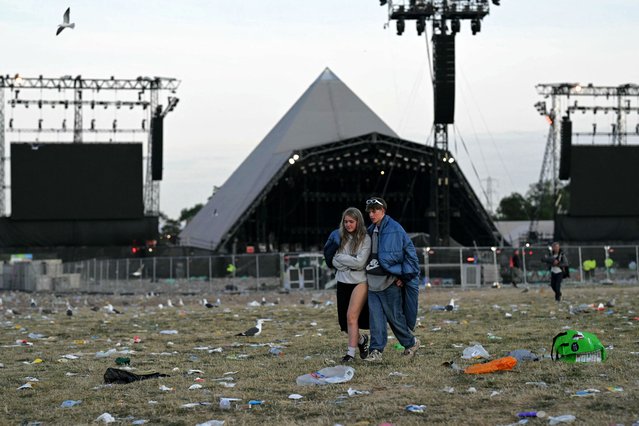 Festivalgoers leave at the end of the Glastonbury festival at Worthy Farm in the village of Pilton in Somerset, southwest England, on July 1, 2024. (Photo by Oli Scarff/AFP Photo)