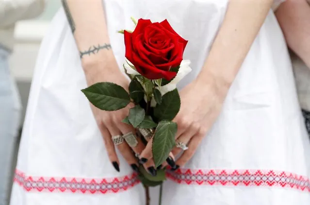 A woman holds a rose during a rally in solidarity with Belarusian people following recent protests to reject the presidential election results, in front of the Belarusian embassy in Moscow, Russia on August 15, 2020. (Photo by Evgenia Novozhenina/Reuters)