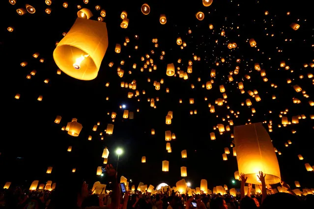 People release floating lanterns during the festival of Yee Peng in the northern capital of Chiang Mai, Thailand November 14, 2016. (Photo by Athit Perawongmetha/Reuters)