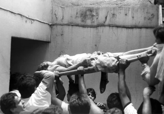 Rescue workers in Mexico City remove an injured woman from the Hotel Principiado in the city's downtown section after Thursday's earthquake, September 19, 1985. (Photo by Chip Young/AP Photo)