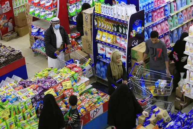People shop for groceries and supplies at a supermarket in Yemen's capital Sanaa on April 6, 2021, as they prepare a week ahead of the Muslim holy fasting month of Ramadan. (Photo by Mohammed Huwais/AFP Photo)