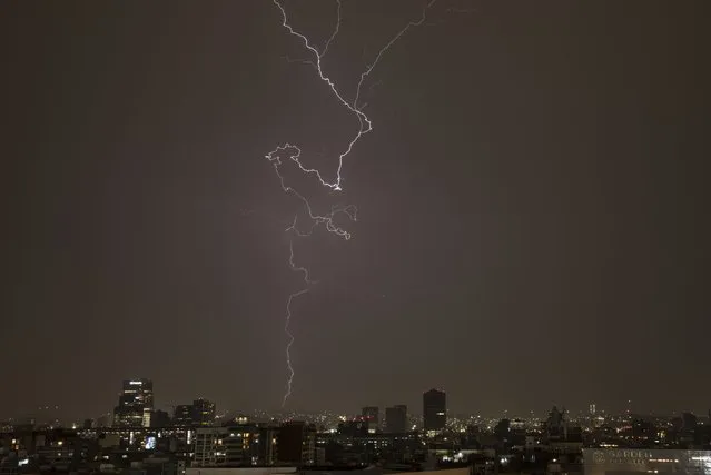 Electric storm over Mexico City on May 28, 2021. (Photo by Jose Carlo Gonzalez)