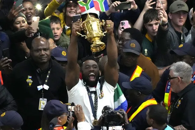 South Africa's Siya Kolisi holds the Webb Ellis trophy as fans welcome South Africa' Springbok team during their arrival at O.R Tambo's international airport in Johannesburg, South Africa, Tuesday October 31, 2023, after the Rugby World Cup. (Phoot by Themba Hadebe/AP Photo)