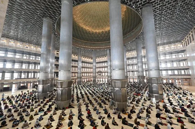 Muslim people conduct Friday prayers with physical distancing at the Istiqlal mosque in Jakarta on September 3, 2021. (Photo by Adek Berry/AFP Photo)