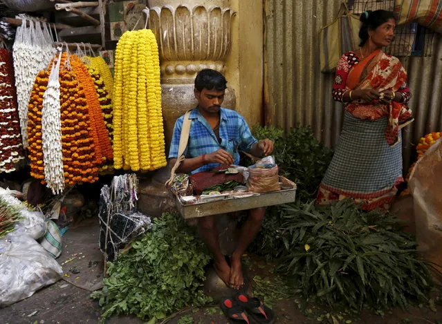 A vendor prepares paan, a betel nut-based chewable stimulant at a flower market in Kolkata, India, January 18, 2016. (Photo by Rupak De Chowdhuri/Reuters)
