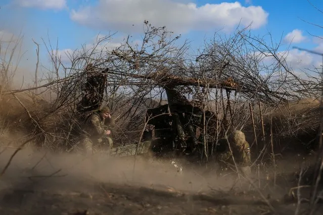Ukrainian service members fire a D-20 howitzer toward Russian troops, in Donetsk region, Ukraine on March 11, 2024. (Photo by Oleksandr Ratushniak/Reuters)