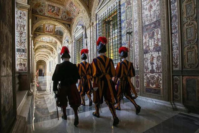 Swiss Guards at attention during a private audience of Pope Francis and Croatian Prime Minister Tihomir Oreskovic at the Vatican, 07 April 2016. (Photo by Alessandro di Meo/EPA)