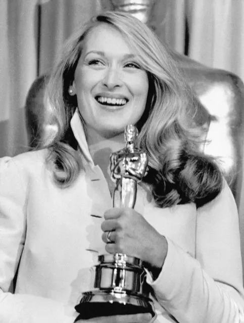 Actress Meryl Streep hugs her “Oscar” after winning the Best Actress in a Supporting Role for her role in “Kramer vs. Kramer”, during the 53rd Annual Academy Awards presentations at the Music Center 4/14 on April 15, 1980. She stands before a statue of the Oscar in the “deadline” room after receiving the award. (Photo by Bettmann/Getty Images)