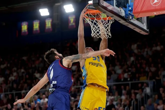 Maccabi's US forward #50 Bonzie Colson dunks against Barcelona's Spanish guard #09 Ricky Rubio during the Euroleague basketball match between FC Barcelona and Maccabi Tel-Aviv BC at the Palau Blaugrana arena in Barcelona on April 4, 2024. (Photo by Lluis Gene/AFP Photo)