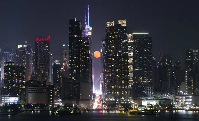 The moon rises above 42nd Street in New York City on May 19, 2019 as seen from Weehawken, New Jersey. (Photo by Gary Hershorn/Getty Images)