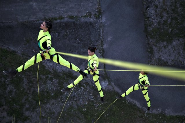 Artists from the CIA Base vertical dance and aerial circus group perform during the International Circus Festival, high over Rio de Janeiro, Brazil, Friday, May 19, 2023. (Photo by Bruna Prado/AP Photo)