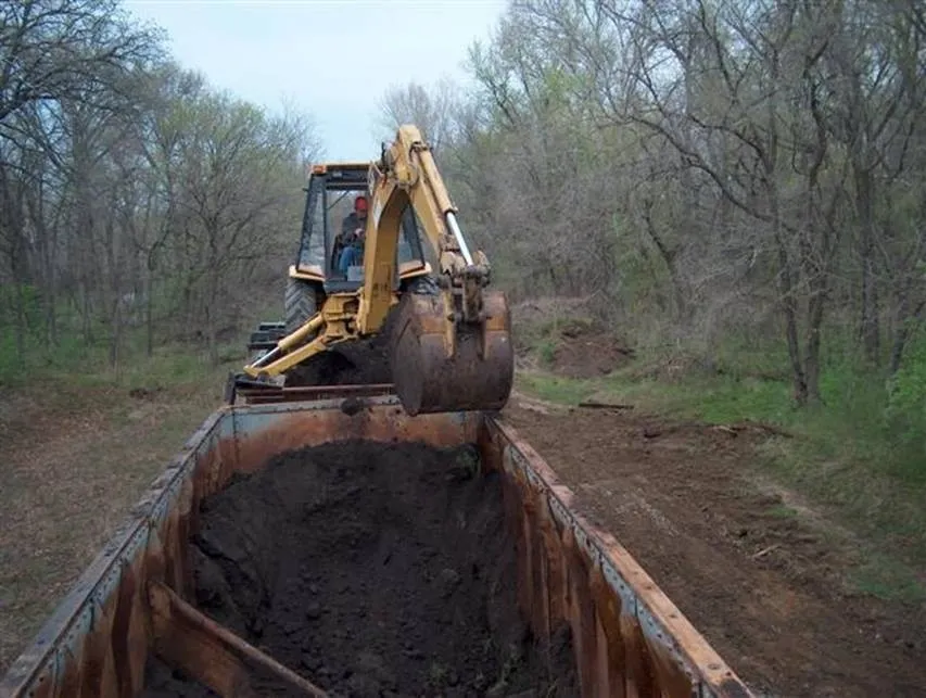 Cat Climbs – Amazing Backhoe Operator