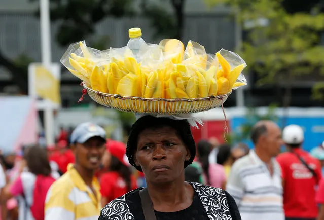 A street vendor sells sliced fruits during a pro-government rally in Caracas, Venezuela, June 21, 2016. (Photo by Mariana Bazo/Reuters)