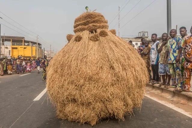 Voodoo devotees dressed in costume parade on the main boulevard of Porto-novo, in Benin on January 11, 2020. The 4th edition of the Porto Novo International Festival (FIP) takes place from January 4 to 12, 2020 in Porto-Novo. 1,200 cultural and ritual masks from several African countries paraded for a grand parade during the 4th edition of the International Festival of Culture, Arts and Vodun Civilization scheduled to date in Porto-Novo. (Photo by Yanick Folly/AFP Photo)