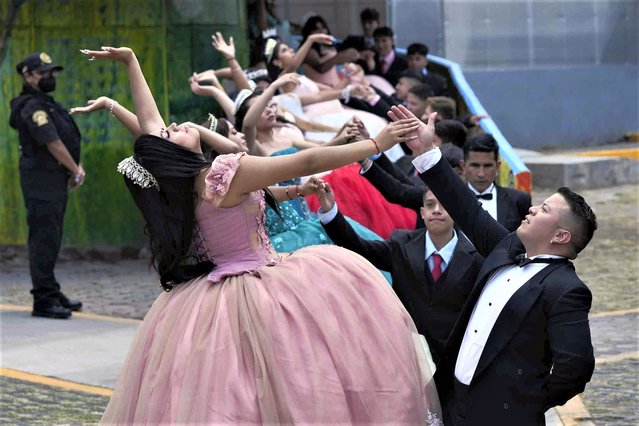 Daughters of imprisoned women celebrate their 15th birthday at the San Marta Acatitla rehabilitation center for women, in the Iztapalapa neighborhood of Mexico City, Friday, August 18, 2023. The event organized by the Alas de Amor foundation has been held since 2017 and aims to help reconnect family ties for women in prison. (Photo by Arnulfo Franco/AP Photo)