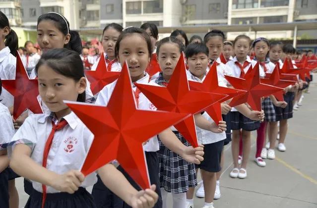 Students pose with red stars during an event to mark the 70th anniversary of the Victory of Chinese People's War of Resistance Against Japanese Aggression and the World Anti-Fascist War, at a primary school in Handan, Hebei province, China, August 31, 2015. (Photo by Reuters/China Daily)