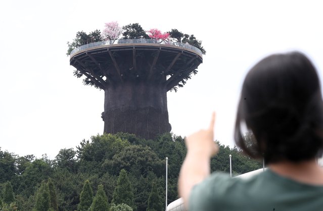 On the July 10, 2025, as the artificial tree observatory “Big Tree”, which had been highly anticipated as a landmark in Changwon-si, Gyeongnam, showed a construction rate of over 90%, a citizen pointed to Big Tree and said, “That's over 30 billion won?”. (Photo by Kim Dong-hwan)