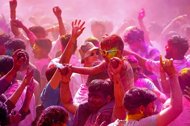 Revellers smeared with “Gulal” or coloured powder celebrate Holi, the Hindu spring festival of colours, in Pushkar on March 7, 2023. (Photo by Himanshu Sharma/AFP Photo)