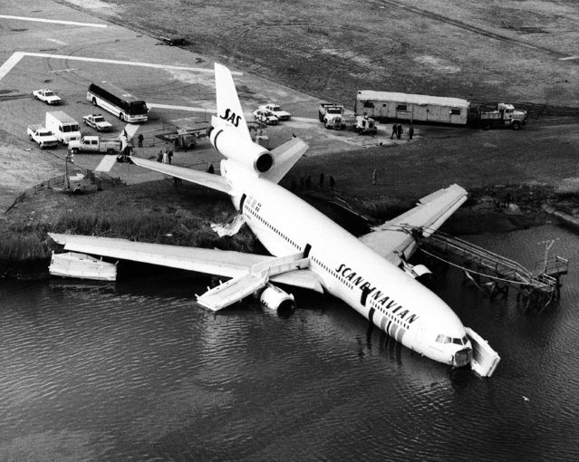 A Scandinavian Airlines jumbo jet lies in a 12 foot creek Wednesday after sliding off a wet runway at New York's John F. Kennedy Airport, USA on Tuesday February 28, 1984. The plane had flow in from Stockholm via Oslo and landed in drizzle and fog. 10 minor injuries were reported. (Photo by David Pickoff/AP Photo)