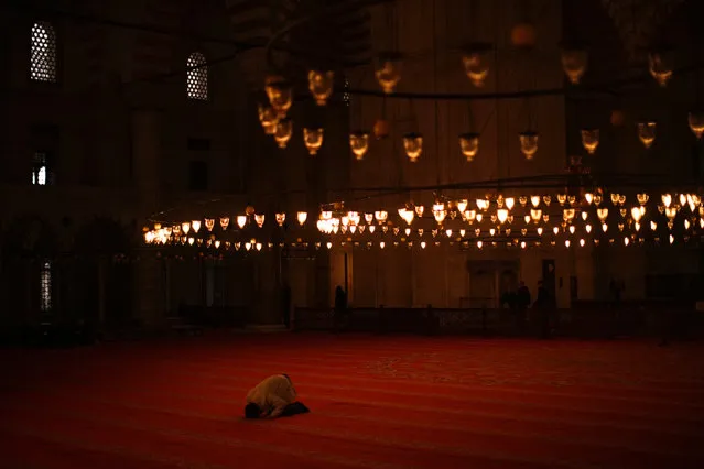 A Muslim worshipper offers a pray during the Muslim holy fasting month of Ramadan at Suleymaniye mosque in Istanbul, Turkey, Wednesday, April 5, 2023. Islam's holiest month is a period of intense prayer, dawn-to-dusk fasting and nightly feasts. (Photo by Francisco Seco/AP Photo)