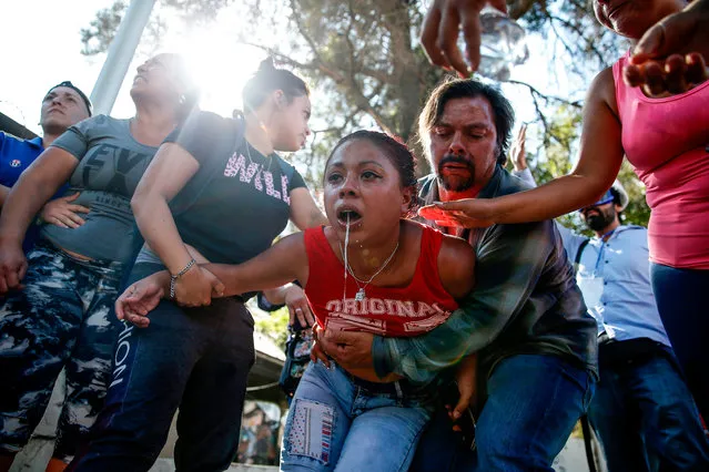 Relatives of inmates of the «Santiago 1» jail react outside the prison after a large number of prisoners attempted to escape amid panic over the spread of the COVID-19 coronavirus in Santiago, Chile, on March 19, 2020. (Photo by Javier Torres/AFP Photo)