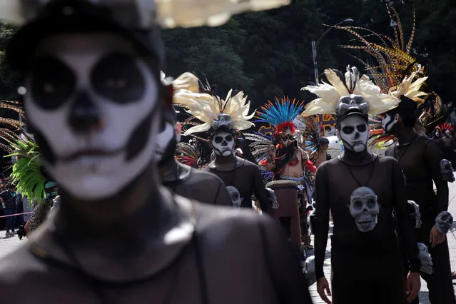 Men with their faces painted as skulls participate in the “Day of the Dead” parade in Mexico City, Mexico, October 29, 2016. (Photo by Carlos Jasso/Reuters)