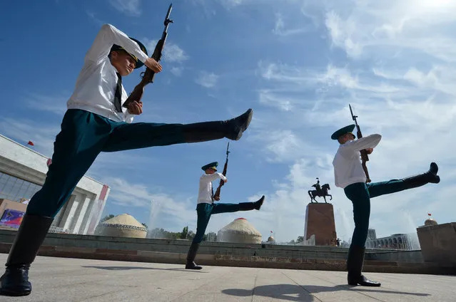 Kyrgyz honour guards march during the changing of the guards ceremony during the celebrations marking the 29th anniversary of Kyrgyzstan's independence from the Soviet Union at the Ala-Too Square in Bishkek on August 31, 2020. (Photo by Vyacheslav Oseledko/AFP Photo)