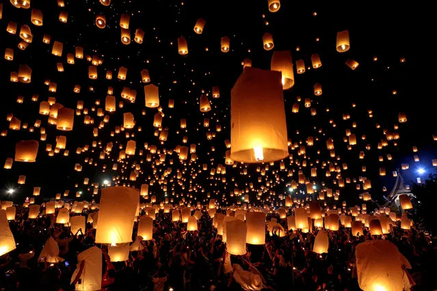 People release floating lanterns during the festival of Yee Peng in the northern capital of Chiang Mai, Thailand November 14, 2016. (Photo by Athit Perawongmetha/Reuters)