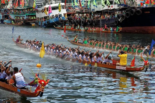 Dragon boats compete during the annual Tuen Ng or Dragon Boat Festival at Aberdeen fishing port in Hong Kong, China on June 22, 2023. (Photo by Tyrone Siu/Reuters)