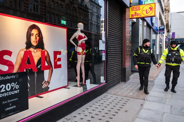 Security guards passing a Sale sign in London, United Kingdom on January 16, 2021. Latest Covid-19 lockdown slams UK business owners. (Photo by May James/SOPA Images/Sipa USA)
