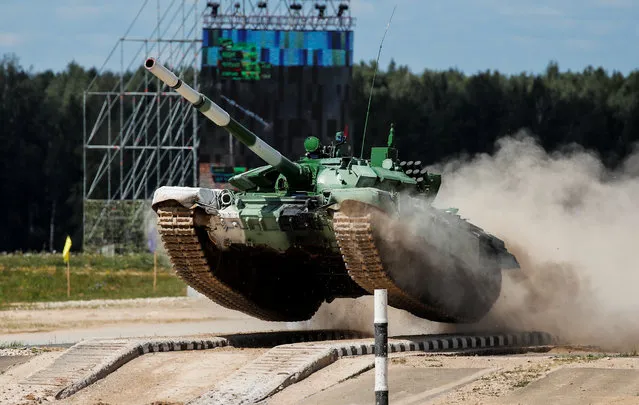 A T-72 B3 tank operated by a crew from Armenia drives during the Tank Biathlon competition in Alabino outside Moscow, Russia on August 8, 2018. (Photo by Maxim Shemetov/Reuters)