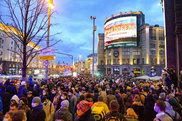 People gather to attend the opposition rally in support of jailed opposition leader Alexei Navalny in the historical center of Moscow toward Red Square, Russia, Wednesday, April 21, 2021. Police across Russia have detained large numbers of people in connection with demonstrations in support of imprisoned opposition leader Alexei Navalny, according to a human rights group. (Photo by Denis Kaminev/AP Photo)