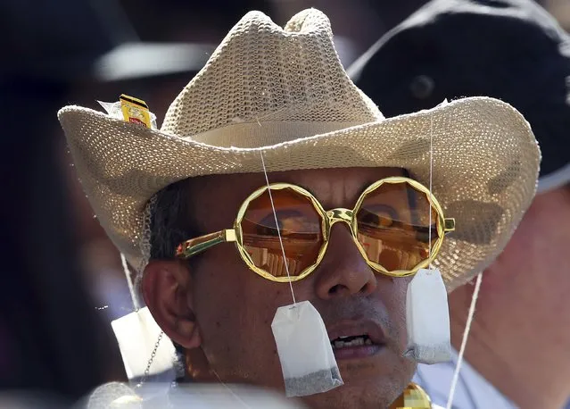 A man wears a hat with tea-bags hanging from it as he watches the Cricket World Cup quarter-final match between Sri Lanka and South Africa at the Sydney Cricket Ground (SCG) March 18, 2015. (Photo by Steve Christo/Reuters)