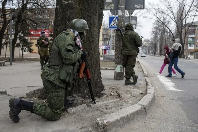Pro-Russian rebels take their positions on a street, during what the rebels said was an anti-terrorist drill in Donetsk, March 18, 2015. (Photo by Marko Djurica/Reuters)