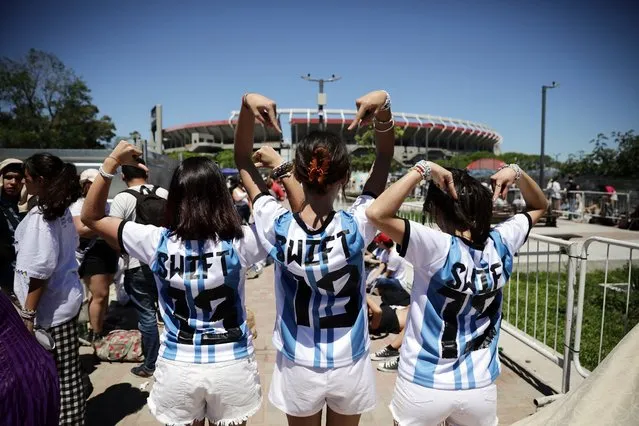 Fans of US' singer Taylor Swift queue outside the Mas Monumental stadium before Swift's concert “Taylor Swift: The Eras Tour” in Buenos Aires, on November 9, 2023. (Photo by Emiliano Lasalvia/AFP Photo)