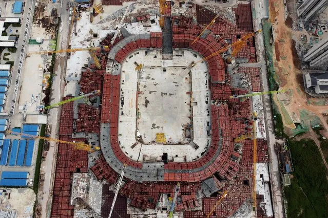 An aerial view shows the construction site of Guangzhou Evergrande Soccer Stadium, a new stadium for Guangzhou FC, developed by China Evergrande Group, in Guangzhou, Guangdong province, China on September 26, 2021. (Photo by Thomas Suen/Reuters)