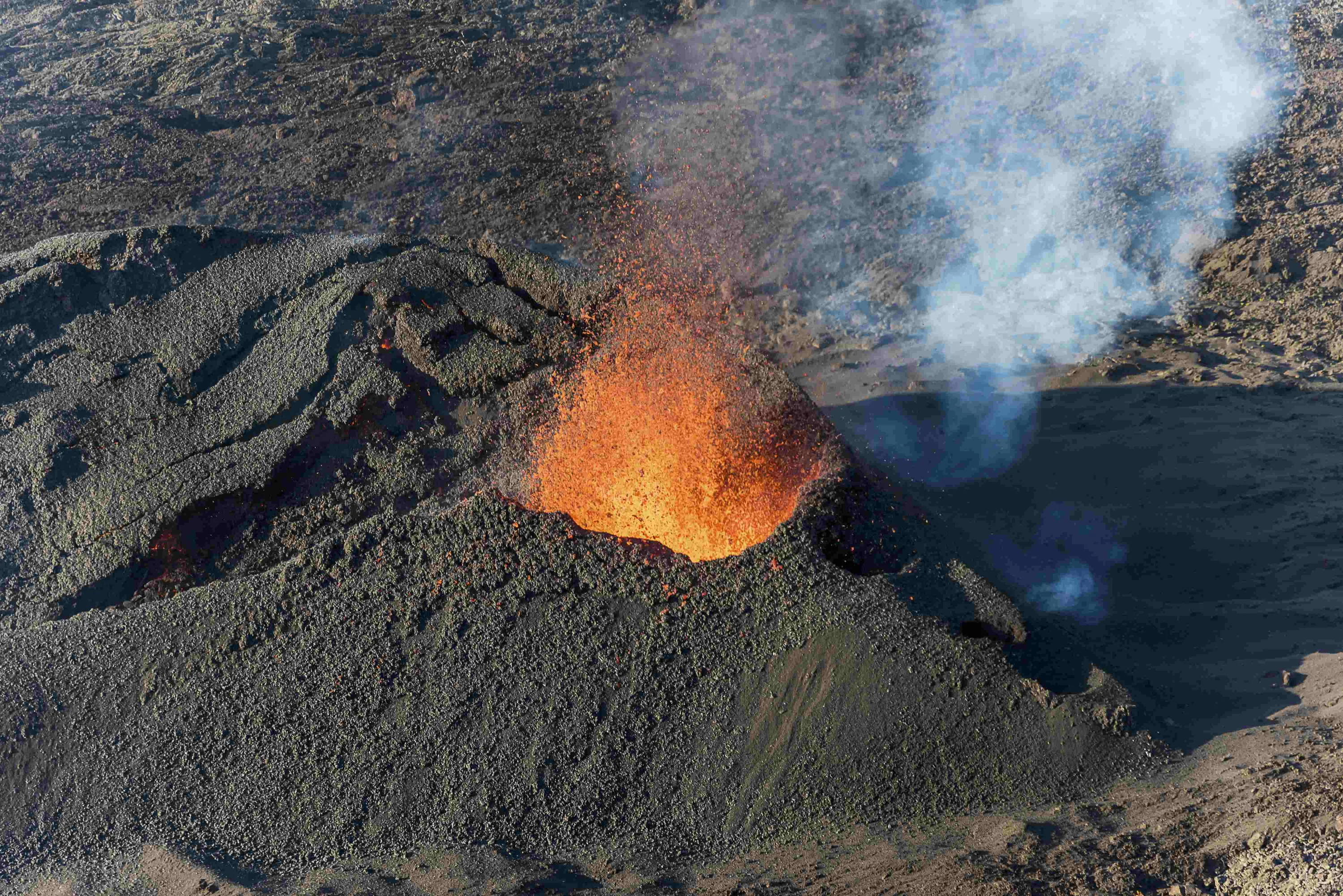 Результаты вулканической деятельности. Кратер вулкана Камчатка. Вулканическая магма Камчатки. Кратер с лавой. Очаг магмы жерло кратер лава.