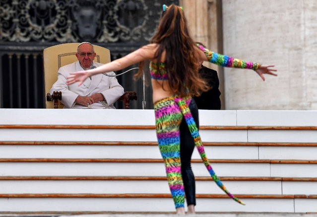 Pope Francis attends a circus performance during his weekly general audience at Paul VI hall on December 22, 2016 at the Vatican. (Photo by Alberto Pizzoli/AFP Photo)