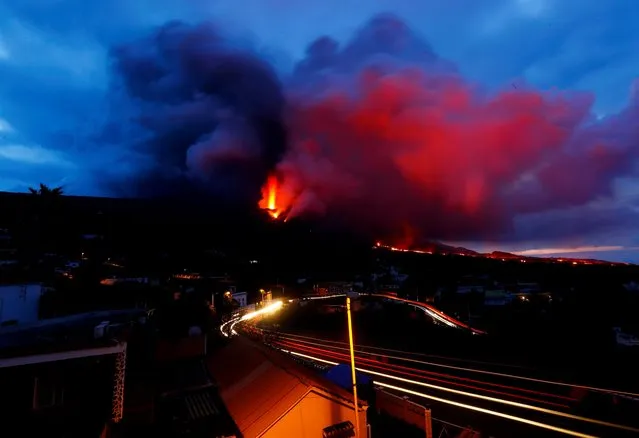 The Cumbre Vieja volcano seen from the Tajuya viewpoint continues to expel lava, on the Canary Island of La Palma, Spain November 26, 2021. (Photo by Borja Suarez/Reuters)