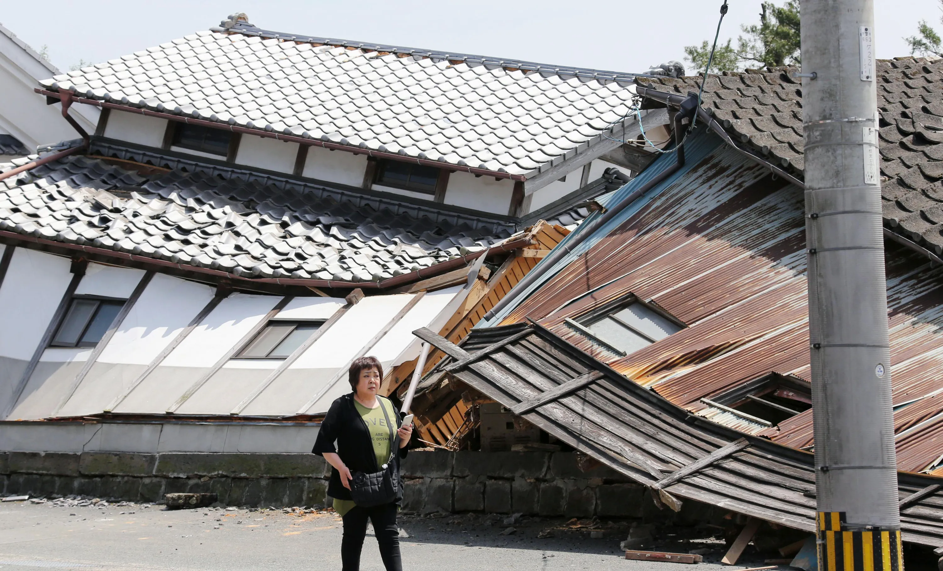 The earthquake in japan calls. Землетрясения Кумамото в 2016 году. Землетрясение в Японии 1923 года. В Японии происходит 1500 землетрясений в год. Кровати для землетрясений в Японии.