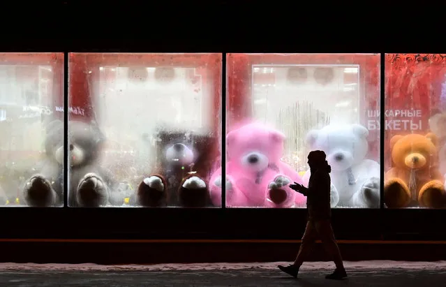 A pedestrian walks past a shop window with teddy bears as decoration ahead of the Christmas festivities in Moscow on December 20, 2021. (Photo by Yuri Kadobnov/AFP Photo)