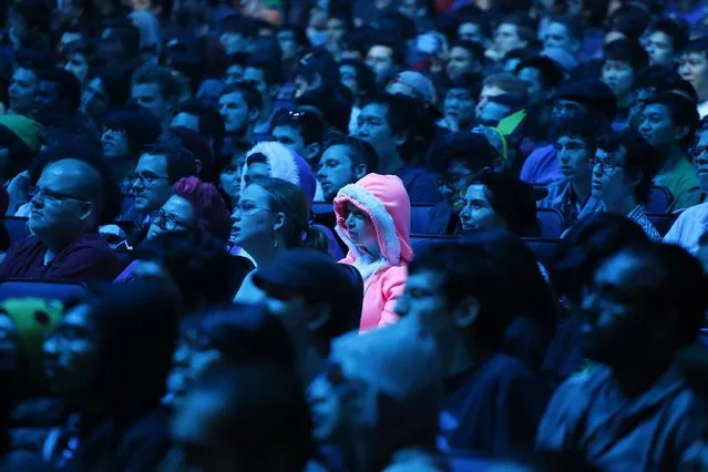 Gaming enthusiasts watch a Nintendo Super Smash Bros. invitational tournament at the 2014 Electronic Entertainment Expo, known as E3, in Los Angeles, June 10, 2014. REUTERS/Jonathan Alcorn