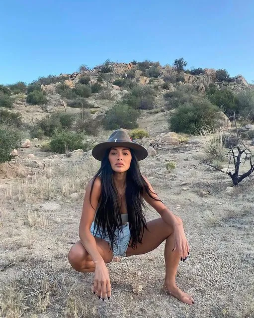 American singer Nicole Scherzinger dares to go barefoot in the desert end of April 2022. (Photo by nicolescherzinger/Instagram)