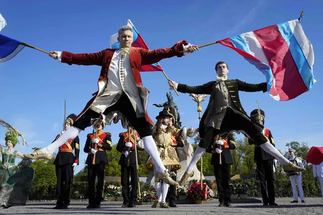 Actors wearing XVIII century suits perform during celebrations for the 319th anniversary of the city of St. Petersburg, in St. Petersburg, Russia, Friday, May 27, 2022. (Photo by Dmitri Lovetsky/AP Photo)