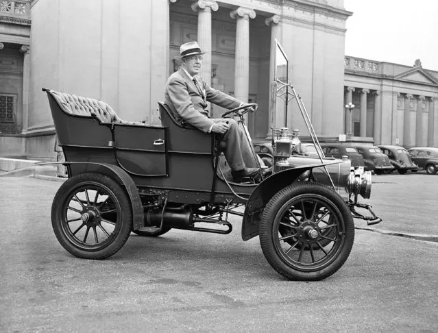 Charles B. King, umpire in the first automobile race held on Thanksgiving Day 1895, sits at the right-hand drive of a 1907 Cadillac on August 17, 1945 in Chicago. To commemorate fifty years of automobile progress, officials at the Chicago Museum of Science and Industry plan to recreate the first race in history. (Photo by Matty Zimmerman/AP Photo)